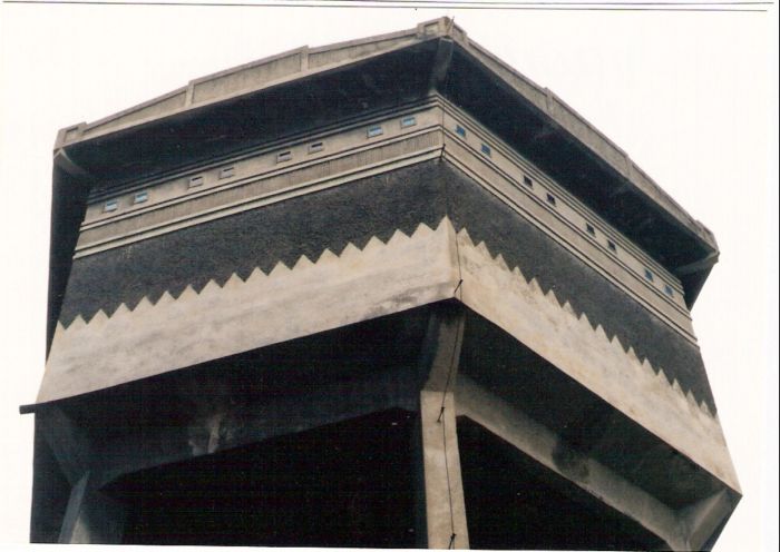  Vrútky - vodáreň v depe. Detailný pohľad zdola na vežu zo strany Váhu. Foto: M. Entner, 13.9.1996. 126 x 88, COLOR 