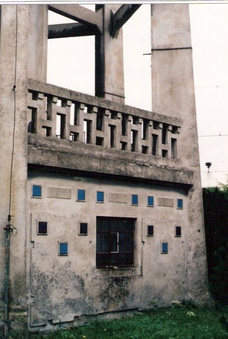  Vrútky - vodáreň v depe. Detailný pohľad na spodnú časť zo strany Váhu. Foto: M. Entner, 13.9.1996. 88 x 126, COLOR 