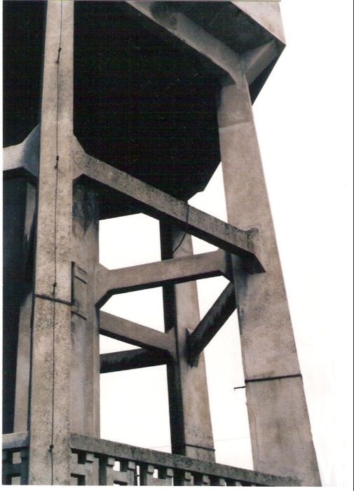  Vrútky - vodáreň v depe. Detailný pohľad zdola na betónovú nosnú konštrukciu vodojemu zo strany Váhu. Foto: M. Entner, 13.9.1996. 88 x 126, COLOR 