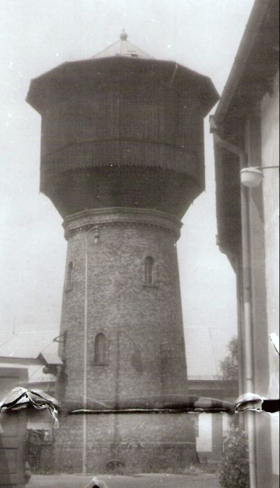  Zvolen - vodáreň v depe. Pohľad v osi koľají od Košíc. Foto: J. Kubáček, 3.8.1994. 120 x 180 