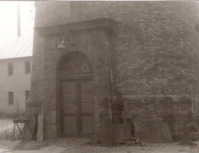  Zvolen - vodáreň v depe. Pohľad na vstupné dvere. Foto: J. Kubáček, 3.8.1994. 180 x 120 