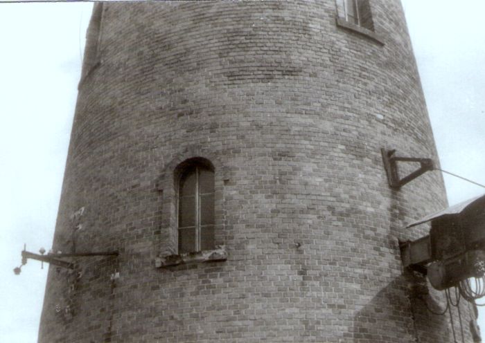  Zvolen - vodáreň v depe. Pohľad na strednú časť veže zo strany Hrona. Foto: J. Kubáček. 3.8.1994. 180 x 120 