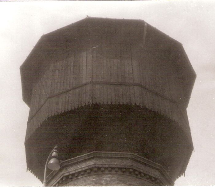  Zvolen - vodáreň v depe. Pohľad na vežu v osi koľají od Košíc. Foto: J. Kubáček, 3.8.1994. 180 x 120 