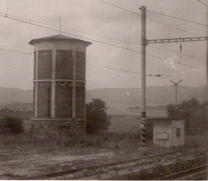  Žarnovica (alebo Kozárovce ?) - vodáreň. Šikmý pohľad zo strany koľají od Šurian. Foto: J. Kubáček, 6.7.1993. 178 x 120 