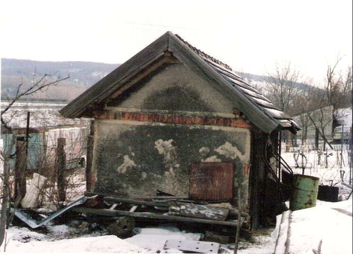  Bratislava-Lamač - Devínska Nová Ves, km 45,0 (?) - hospodársky objekt pri strážnom dome. Pohľad v osi koľaje od Kútov. Foto: M. Entner, 26.2.1996. 126 x 89, COLOR 