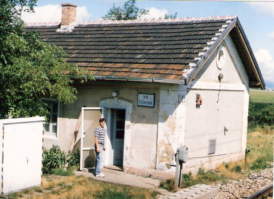  Veľké Kostoľany - Piešťany, km 77,7 - strážny dom (hradlo Šišková). Šikmý pohľad zo strany koľají od Bratislavy. Foto: M. Entner, 4.7.1996. 126 x 89, COLOR 