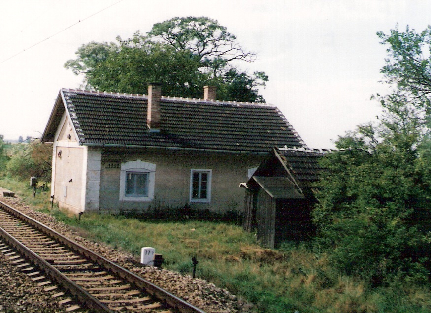  Veľké Kostoľany - Piešťany, km 77,7 - strážny dom (hradlo Šišková). Šikmý pohľad zo strany koľají od Žiliny. Foto: M. Entner, 4.7.1996. 126 x 89, COLOR 