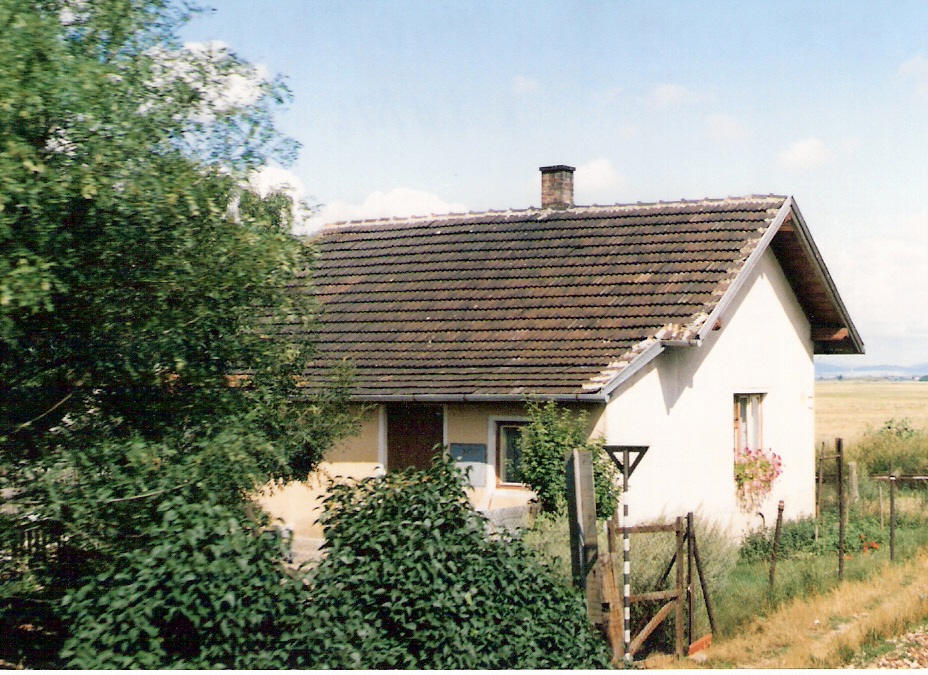  Veľké Kostoľany - Piešťany, km 74,0 - strážny dom. Šikmý pohľad zo strany koľají od Bratislavy. Foto: M. Entner, 4.7.1996. 126 x 89, COLOR 