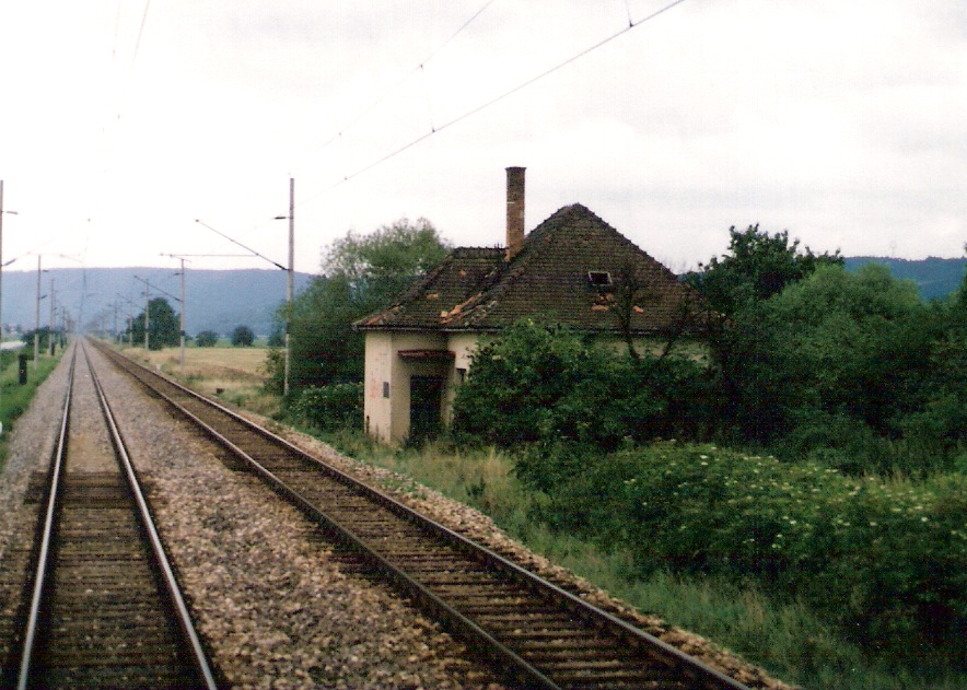  Nové Mesto nad Váhom - Melčice, km 104,6 - strážny dom, elektrifikovaná dvojkoľajná trať. Pohľad v osi koľaje od Bratislavy. Foto: M. Entner, 26.2.1995. 126 x 89, COLOR 