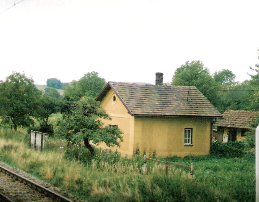  Nové Mesto nad Váhom - Melčice, km 110,0 - strážny dom. Šikmý pohľad zo strany koľají od Žiliny. Foto: M. Entner, 17.8.1996. 126 x 89, COLOR 