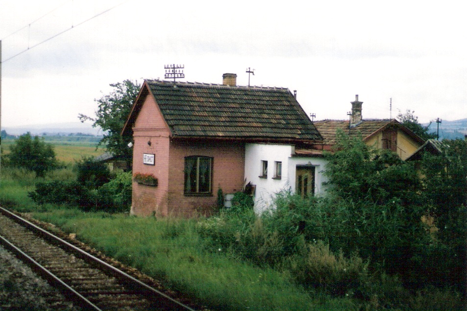  Melčice - Kostolná-Záriečie, km 115,2 - strážny dom a obytná budova. Šikmý pohľad zo strany koľají od Žiliny. Foto: M. Entner, 17.8.1996. 126 x 89, COLOR 