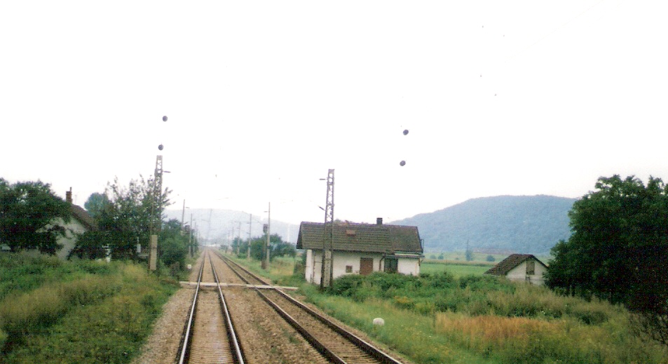  Opatová nad Váhom - Trenčianska Teplá, km 129,6 - strážny dom, obytná a hospodárska budova. Pohľad v osi koľaje od Trenčianskej Teplej. Foto: M. Entner, 18.7.1996. 126 x 89, COLOR 