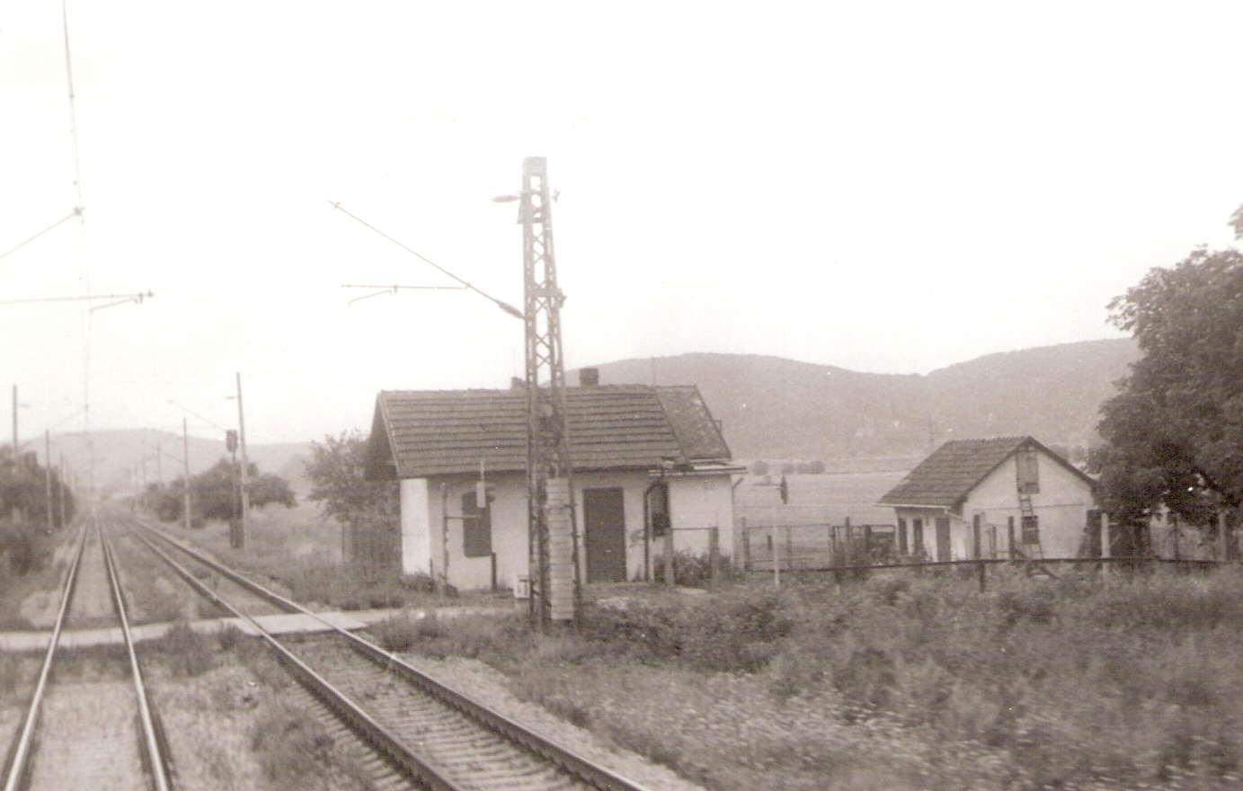  Opatová nad Váhom - Trenčianska Teplá, km 129,6 - strážny dom a hospodárska budova. Pohľad v osi koľaje od Trenčianskej Teplej. Foto: J. Kubáček, 13.8.1994. 180 x 120 