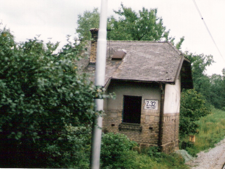  Považská Bystrica - Považská Teplá, km 172,6 - strážny dom. Šikmý pohľad zo strany koľaje od Žiliny. Foto: M. Entner, 17.8.1996. 126 x 89, COLOR 