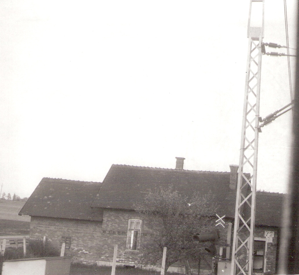  Východná - Važec, km 226,2 - strážny dom. Šikmý pohľad zo strany koľají od Žiliny. Foto: J. Kubáček, 12.5.1993. 180 x 120 