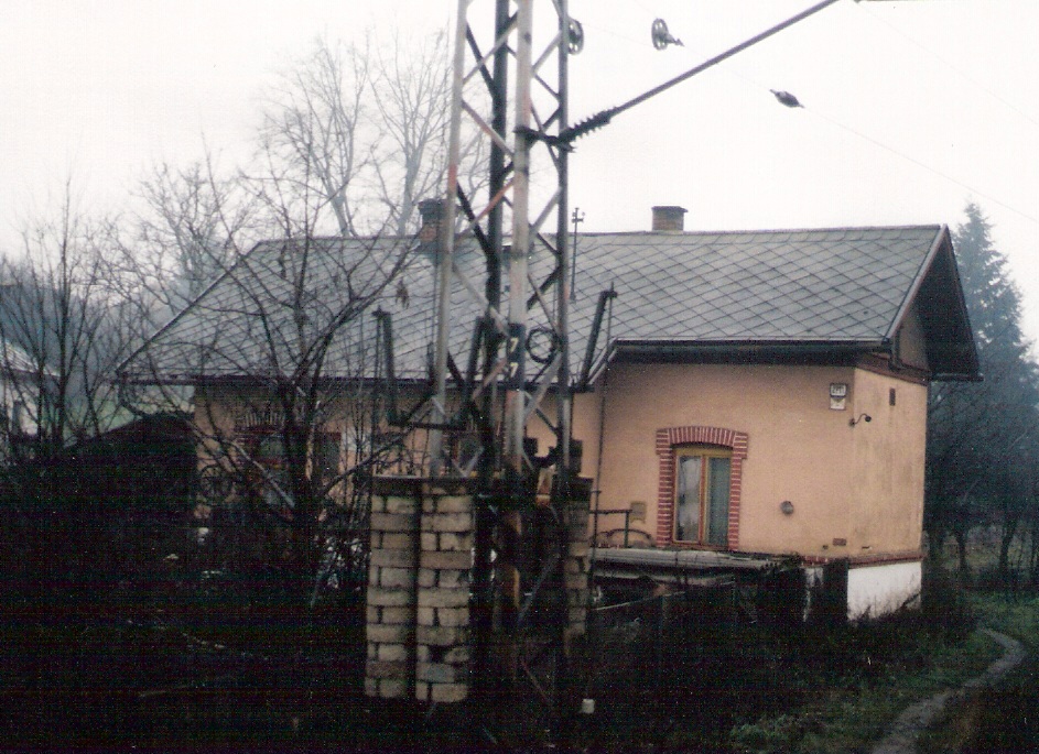  Vrútky - Dubná Skala, km 317,6 - strážny dom. Pohľad v osi koľaje od Vrútok. Foto: M. Entner, 14.12.1996. 126 x 89, COLOR 