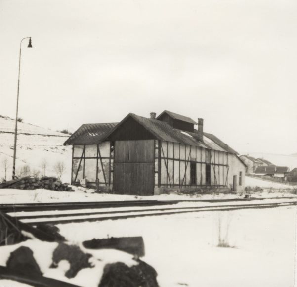  Podolínec - depo. Zimný šikmý pohľad zo strany koľají od Popradu. Foto: J. Kubáček, 9.1.1996. 100 x 100 
