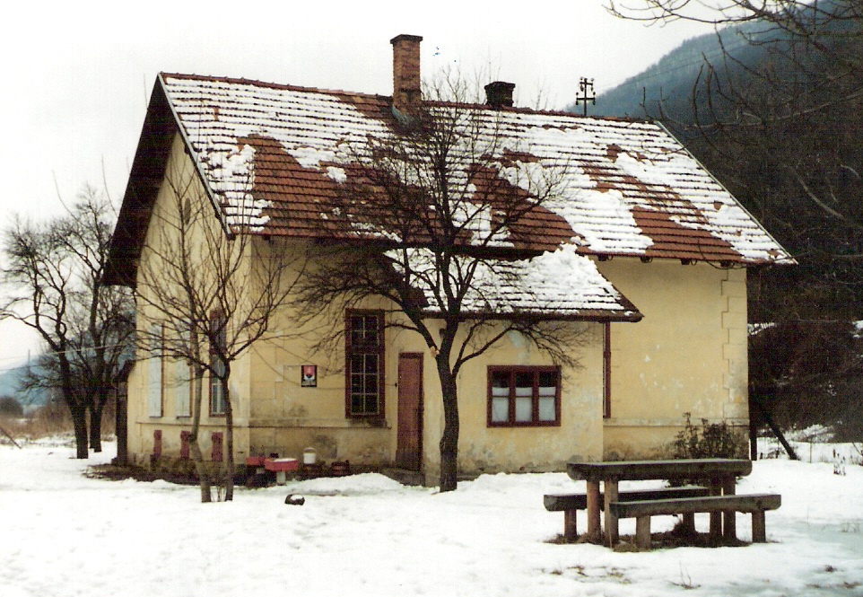  Rudno nad Hronom - výpravná budova stará. Šikmý pohľad z predstaničného priestoru od Zvolena. Foto: Anon., 1996 126 x 89, COLOR 