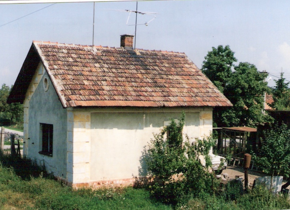  Chynorany - Ostratice, km 7,4 - strážny dom. Šikmý pohľad zo stany koľají od Topolčian. Foto: M. Entner, 29.8.1996. 126 x 89, COLOR 