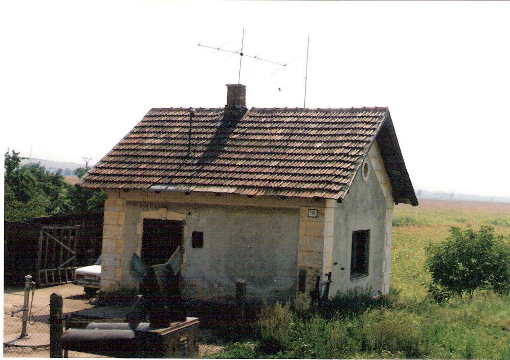  Chynorany - Ostratice, km 7,4 - strážny dom. Šikmý pohľad zo stany koľají od Trenčína. Foto: M. Entner, 29.8.1996. 126 x 89, COLOR 