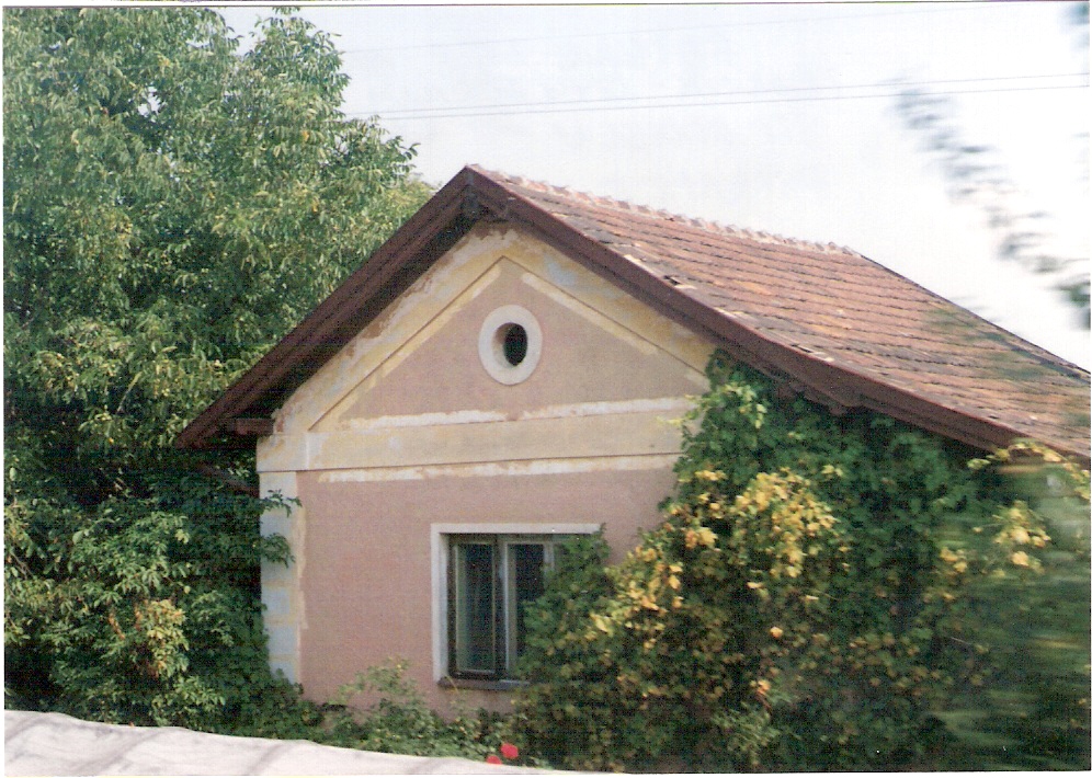  Ostratice - obytná budova na trenčianskom zhlaví. Šikmý pohľad zo strany koľají od Topolčian. Foto: M. Entner, 25.8.1996. 126 x 89, COLOR 