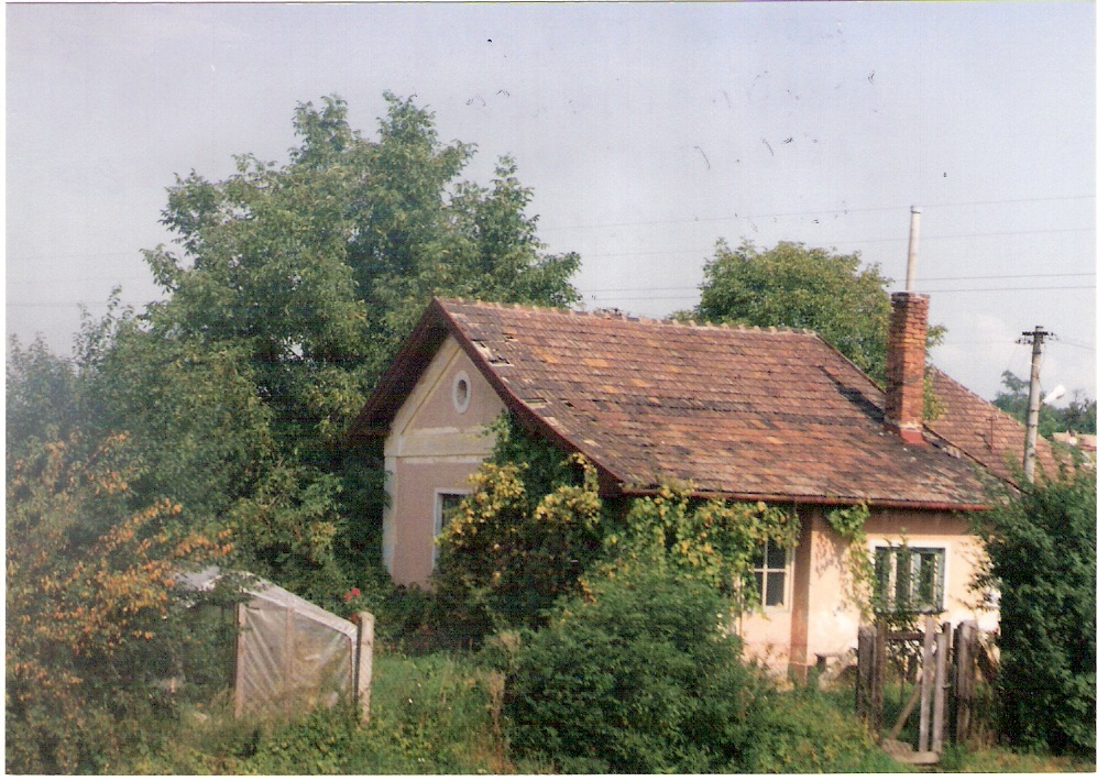  Ostratice - obytná budova na trenčianskom zhlaví. Šikmý pohľad zo strany koľají od Topolčian. Foto: M. Entner, 25.8.1996. 126 x 89, COLOR 