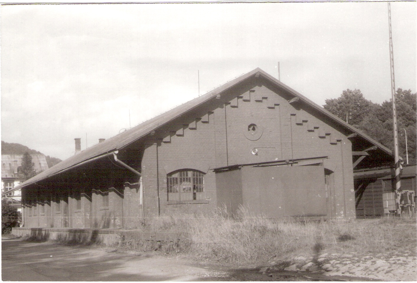  Podbrezová - sklad. Šikmý pohľad z predstaničného priestoru od Zvolena. Foto: J. Kubáček, 5.7.1994. 180 x 120, 5.7.1994 