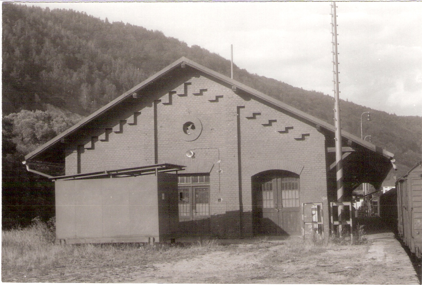  Podbrezová - sklad. Čelný pohľad v osi koľaje na zvolenskú fasádu. Foto: J. Kubáček, 5.7.1994. 180 x 120, COLOR 
