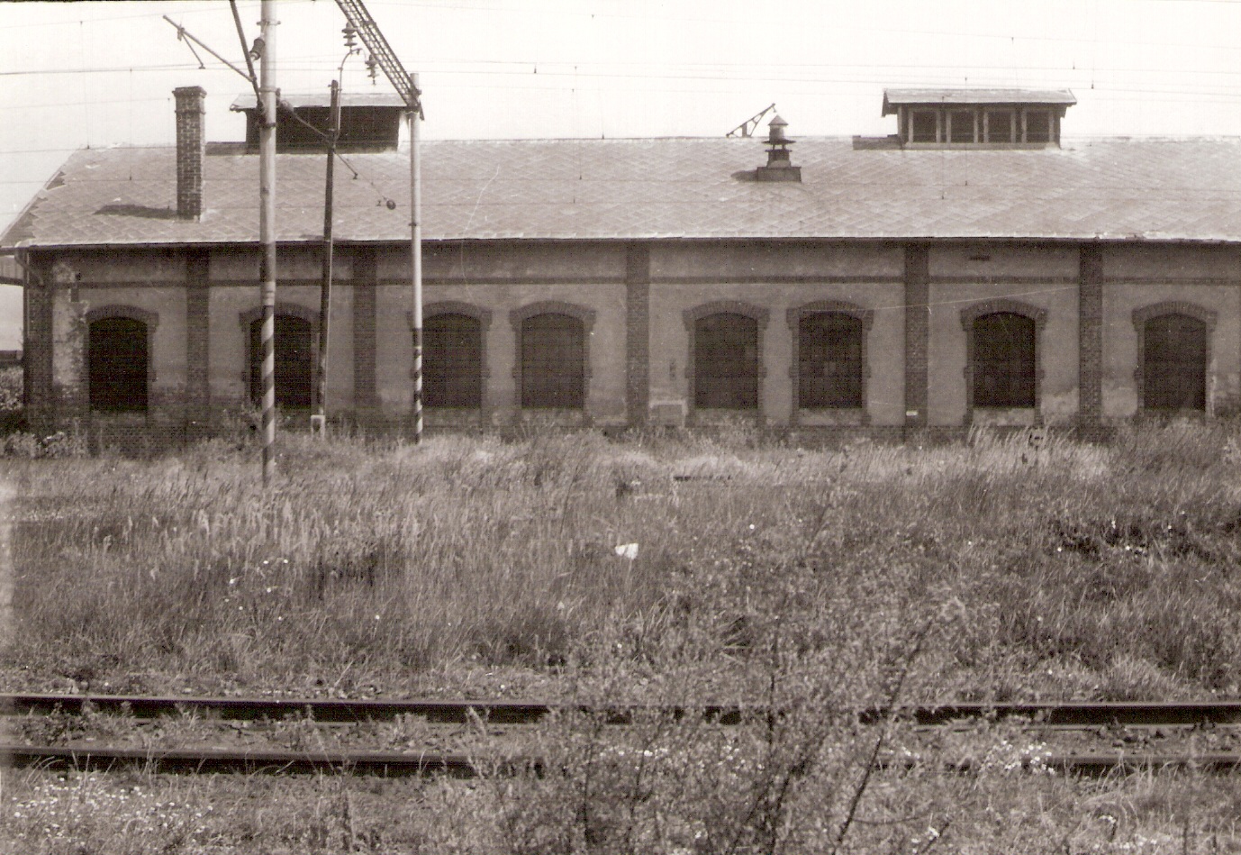  Bratislava východ - dielenská budova v starom depe (trubkáreň). Čelný pohľad od staničných koľají. Foto: Z. Piešová, 1986. 178 x 120 