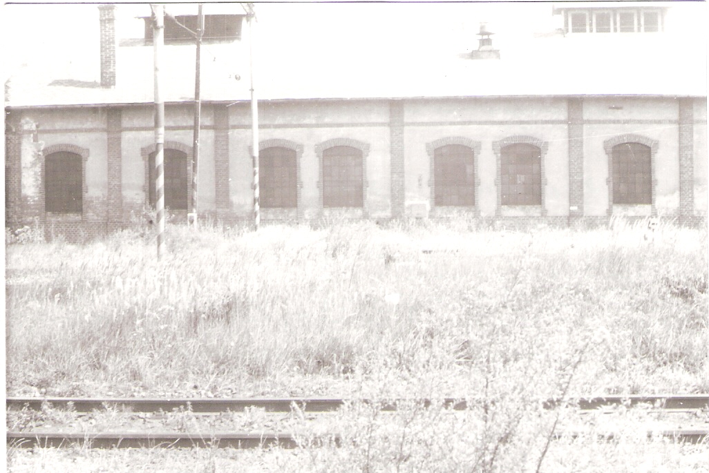  Bratislava východ - dielenská budova v starom depe (trubkáreň). Čelný pohľad od staničných koľají. Foto: Z. Piešová, 1986. 130 x 90 