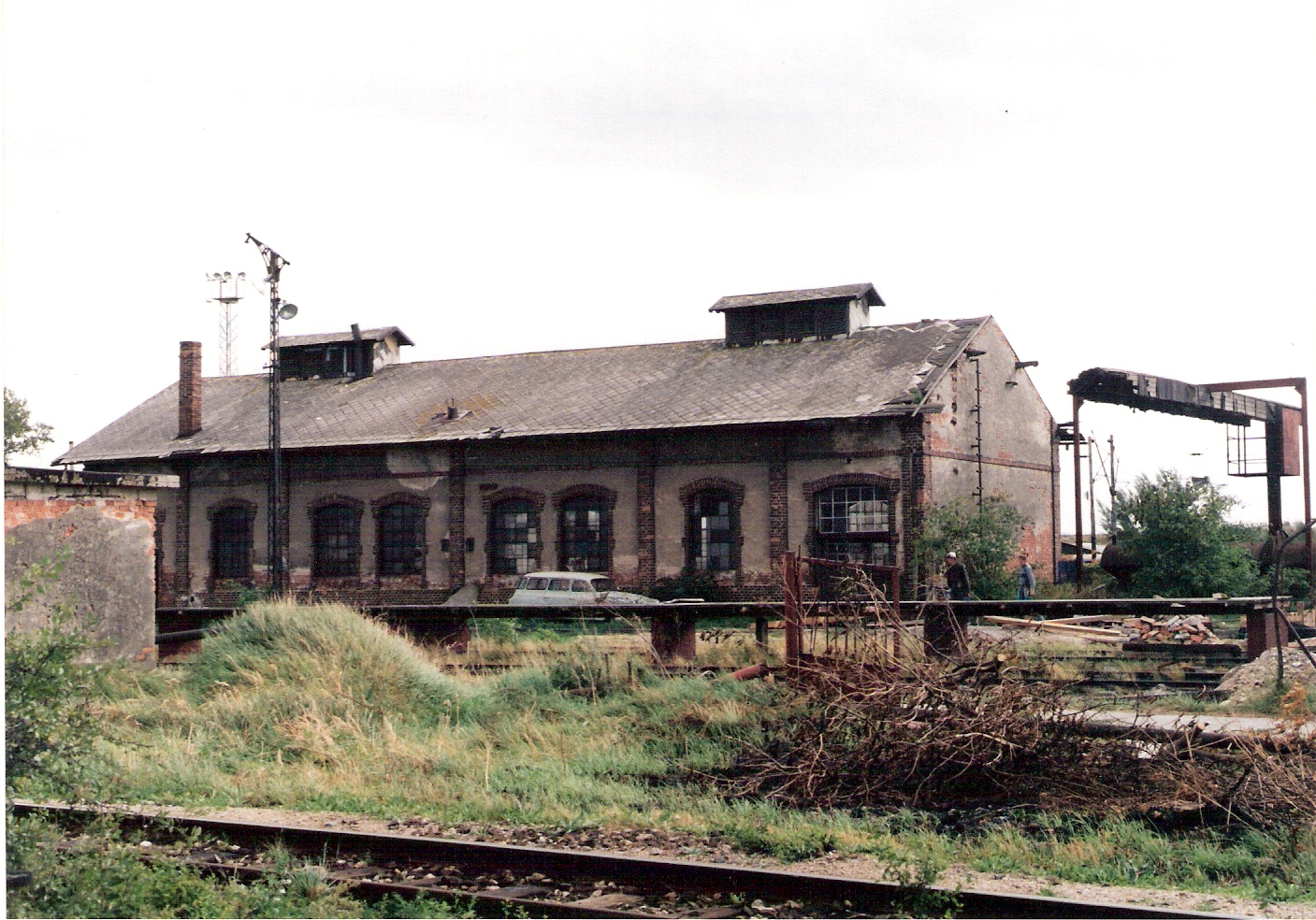  Bratislava východ - dielenská budova v starom depe (trubkáreň). Šikmý pohľad zo stany depa od Rače. Foto: M. Entner, 9.1997. 178 x 126, COLOR 