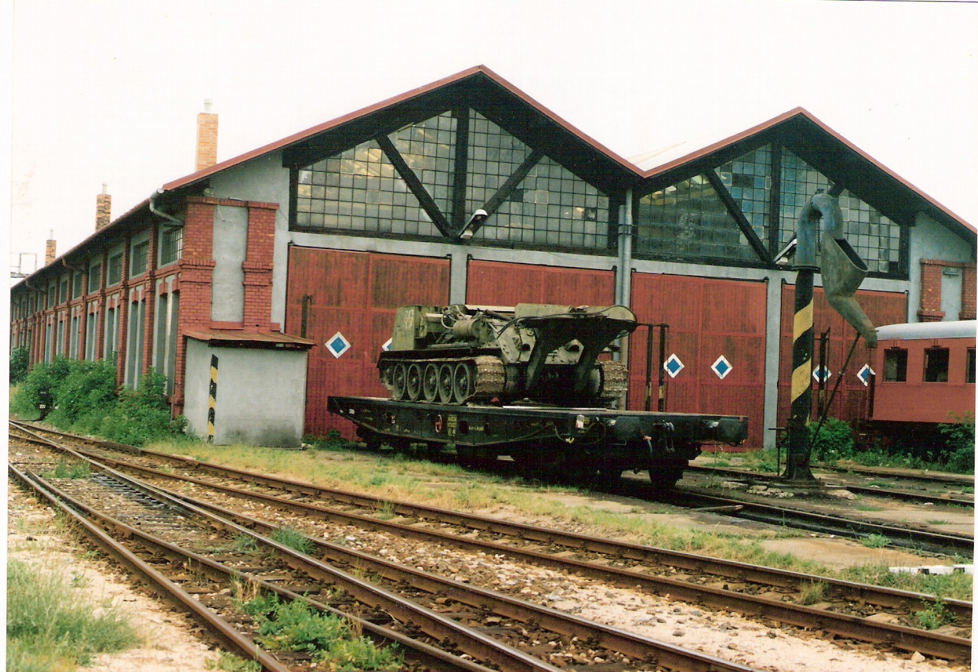  Bratislava východ - remíza v starom depe. Šikmý pohľad zo strany obce Východné od Rače. Foto: M. Entner, cca 1995. 178 x 126, COLOR 