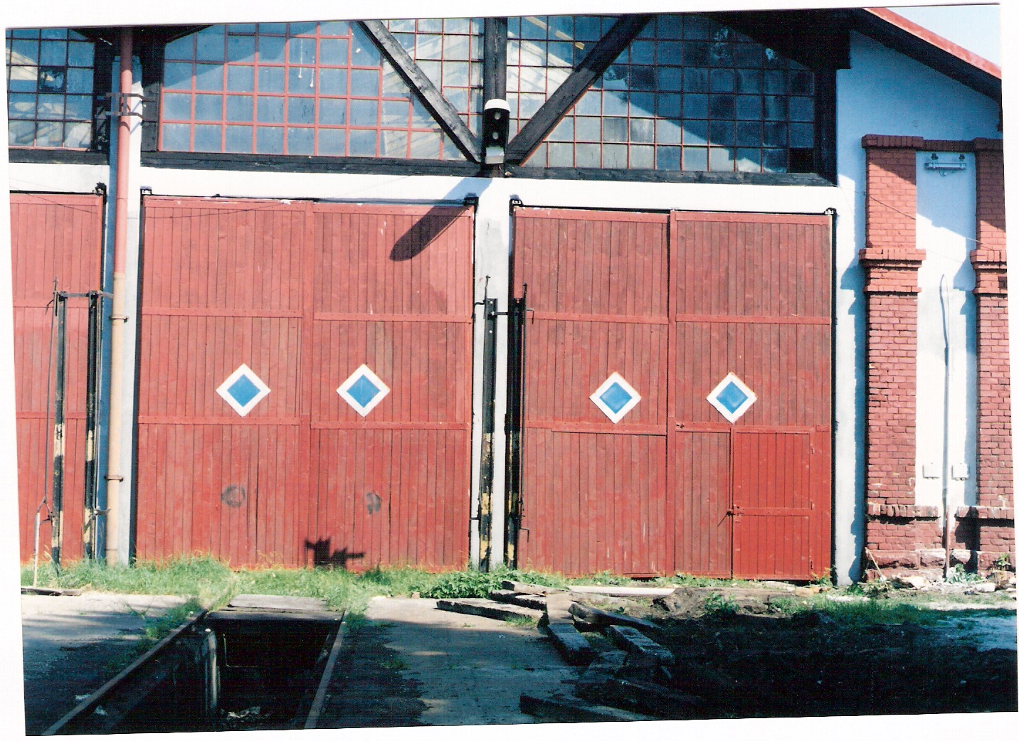  Bratislava východ - remíza v starom depe. Čelný pohľad na brány lode na strane stanice od Rače. Foto: M. Entner, cca 1995. 178 x 126, COLOR 