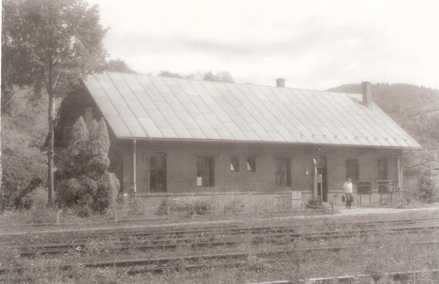  Čadca - administratívna budova depa. Šikmý pohľad zo strany koľají od Čadce. Dfoto: J. Kubáček, 14.8.1994. 178 x 120 