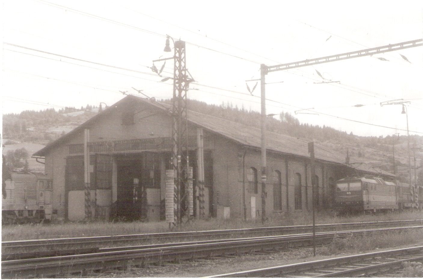  ?adca - remíza depa. Šikmý poh?ad zo strany ko?ají od ?adce. Foto: J. Kubá?ek, 14.8.1994. 178 x 120 