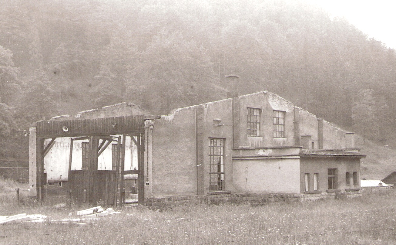  Červená Skala - remíza depa. Šikmý pohľad zo strany koľají od Margecian. Foto: J. Kubáček, leto 1991. 178 x 120 