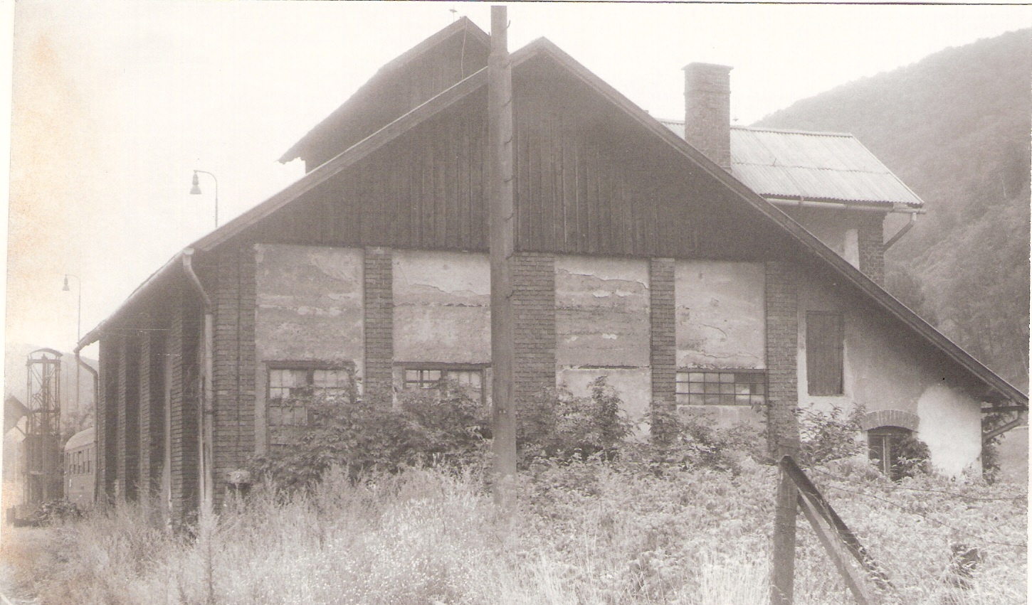  Hronská Dúbrava - remíza depa. Šikmý pohľad zo stany koľají od Šurian. Vprave Teudloff. Foto: J. Kubáček, 2.8.1991. 178 x 120, 2.8.1991 
