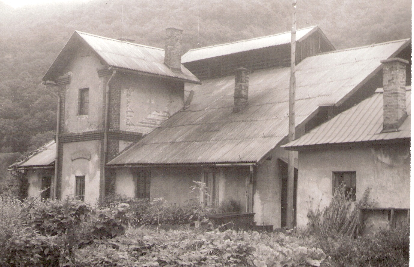  Hronská Dúbrava - depo s vodárňou. Šikmý pohľad z predtstaničného priestoru od Zvolena. Foto: J. Kubáček, 2.8.1991. 178 x 120 