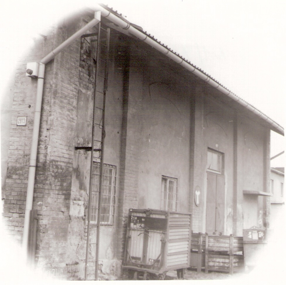  Nové Zámky - dielenská budova v obvode opravovne vozňov (zrejme staré depo). Šikmý pohľad na bočnú stenu. Foto: J. Kubáček, cca 1995. 120 x 120 