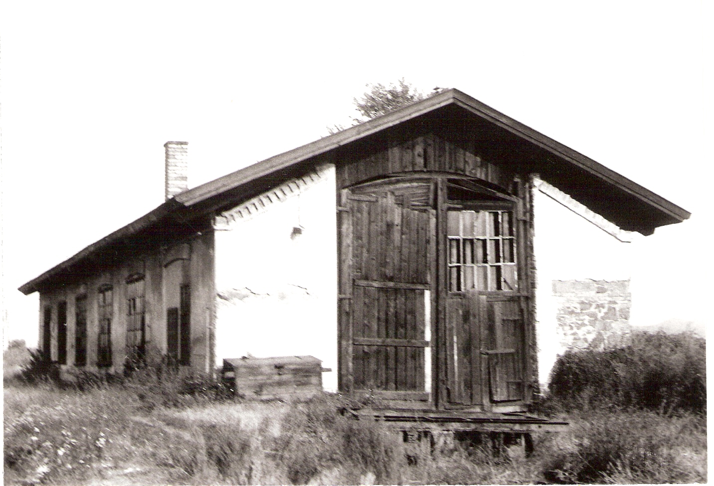  Jesenské - depo. Šikmý pohľad zo strany koľají od Zvolena. Foto: J. Kubáček, 1992. 180 x 125 