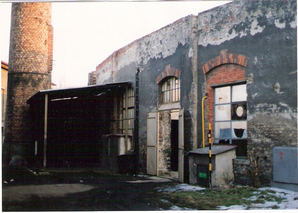  Nové Zámky - štúrovská rotunda depa. Pohľad na stenu na predstaničnej strane od Bratislavy. Strecha chýba. Spodok komína. Foto: M. Entner, 26.2.1996. 125 x 90 