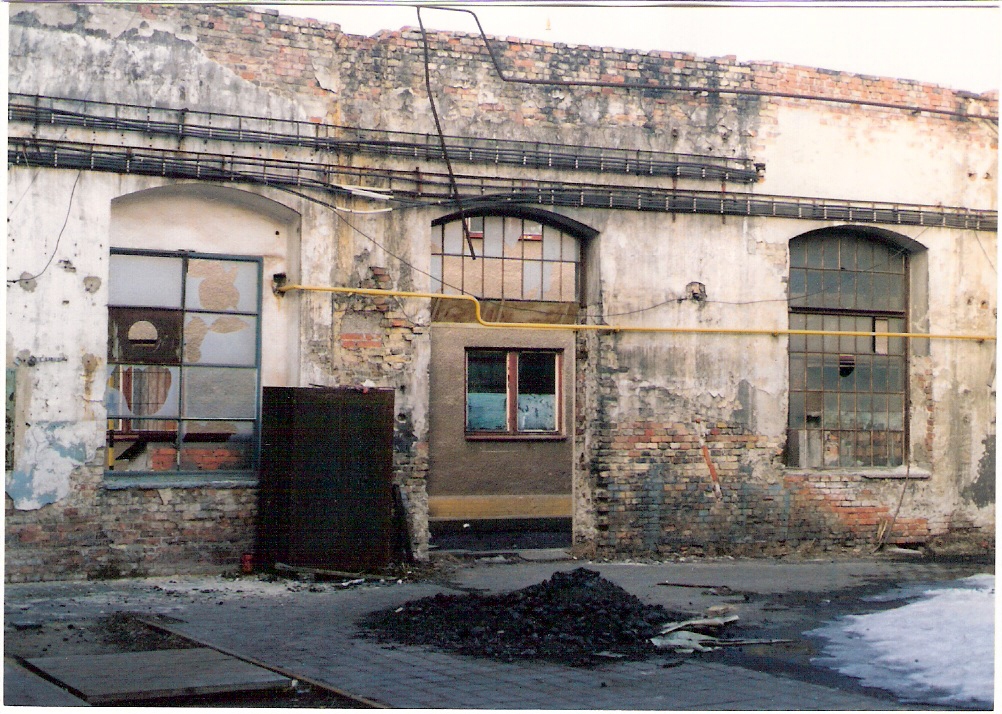  Nové Zámky - štúrovská rotunda depa. Pohľad na stenu na predstaničnej strane zvnútra rotundy. Foto: M. Entner, 26.2.1996. 125 x 90 