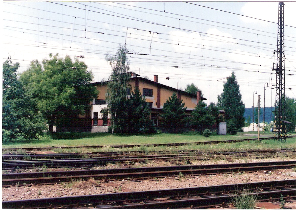  Púchov - depo. Čelný pohľad zo strany koľají. Foto: M. Entner, 5.1996. 126 x 90 