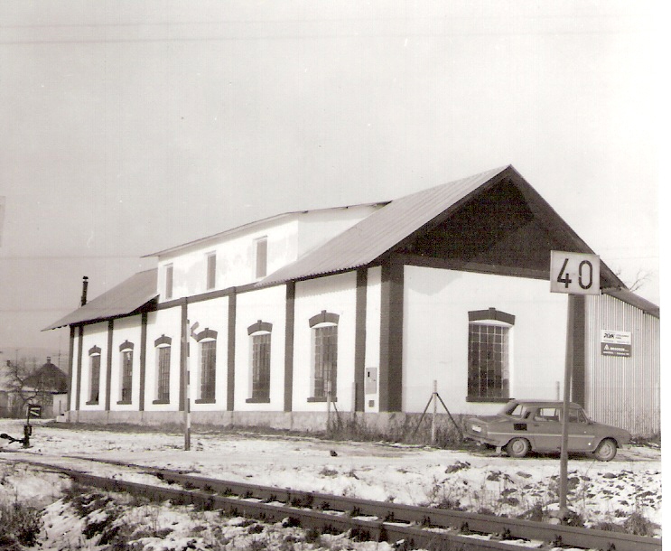  Radošina - depo. Šikmý pohľad zo strany koľají od Zbehov. Foto: J. Kubáček, 5.1.1996. 100 x 100 