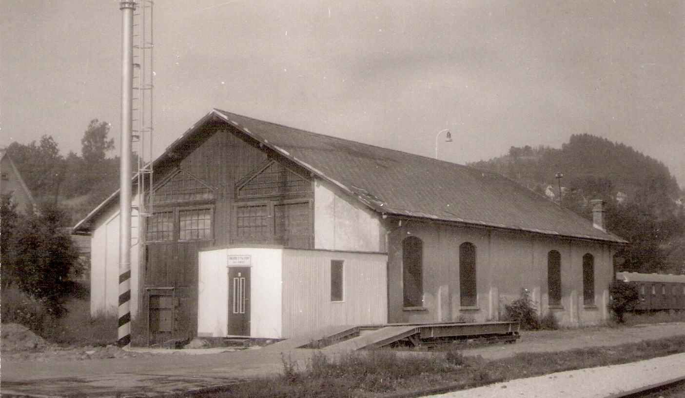  Skalité - depo. Šikmý pohľad zo strany koľají od št. hranice. Foto: J. Kubáček, 26.6.1994. 178 x 120 