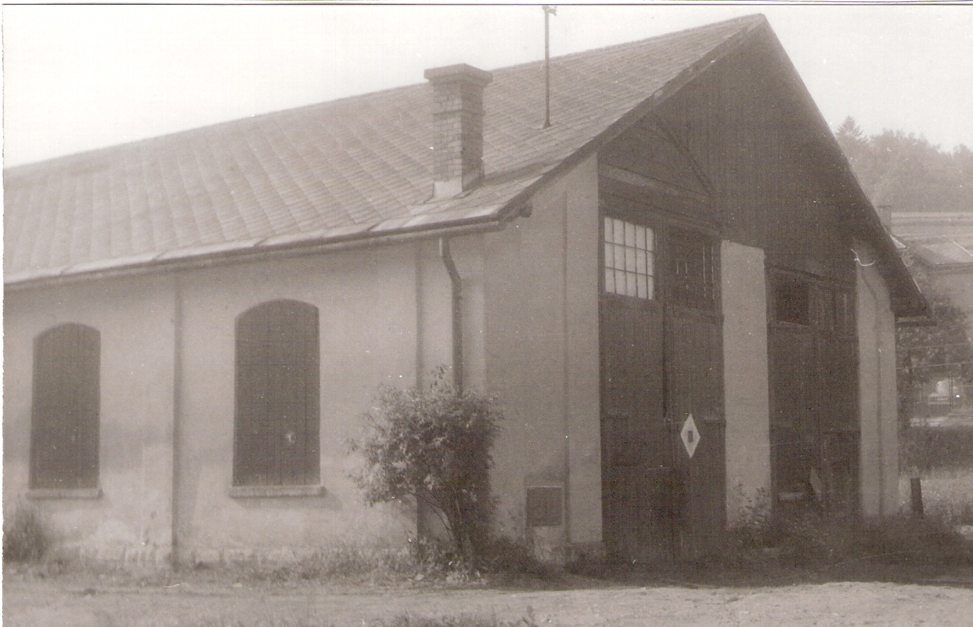  Skalité - depo. Šikmý pohľad zo strany koľají od Čadce na čadčiansky koniec. Foto: J. Kubáček, 26.6.1994. 178 x 120 