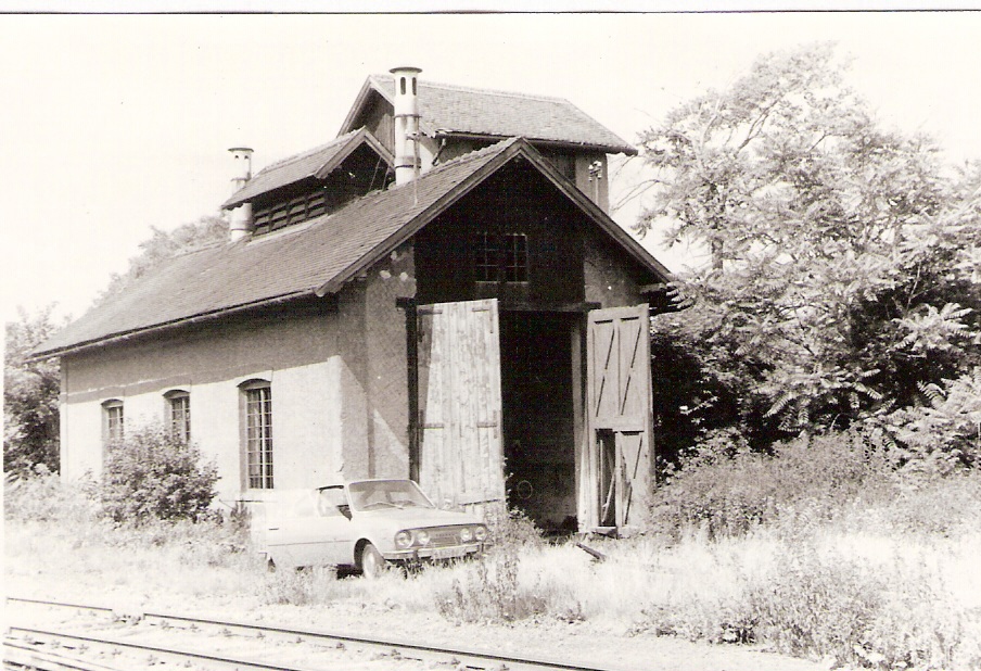  Šamorín - depo. Šikmý pohľad zo strany koľají od Kvetoslavova. Foto: J. Kubáček, 20.6.1982. 115 x 80 