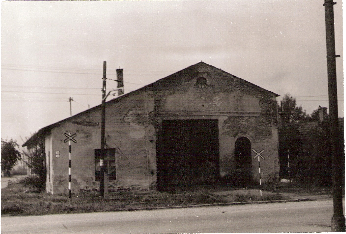  Trenčianska Teplá - elektrické depo staré (?). Pohľad na fasádu s bránou od Žiliny. Foto: Anon., cca 1985. 178 x 120 