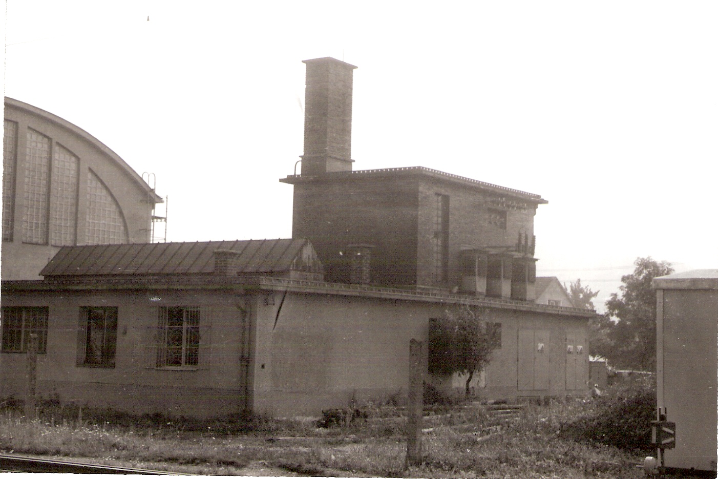  Trenčianska Teplá - napájacia stanica v novom elektrickom depe. Šikmý pohľad zo strany koľají od Bratislavy. Foto: Anon., cca 1985. 178 x 120 