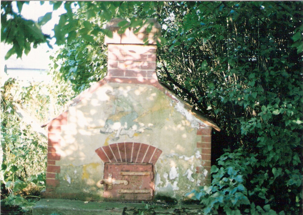  Trenčianska Turná - chlebová pec pri výpravnej budove. Čelný pohľad zo strany koľaje. Foto: M. Entner, 25.8.1996. 126 x 89, COLOR 